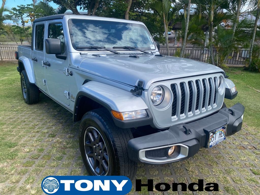 2023 Jeep Gladiator Overland in Silver Zynith Clearcoat — front three-quarter view