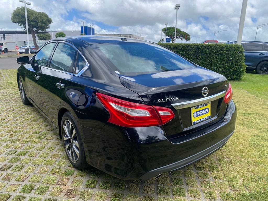 2017 Nissan Altima — detail view