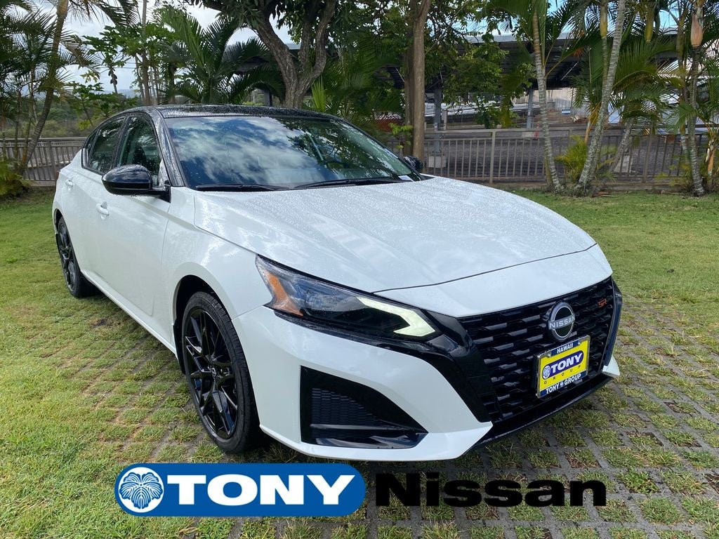 2026 Nissan Altima 2.5 SR in Pearl White/Super Black — front three-quarter view