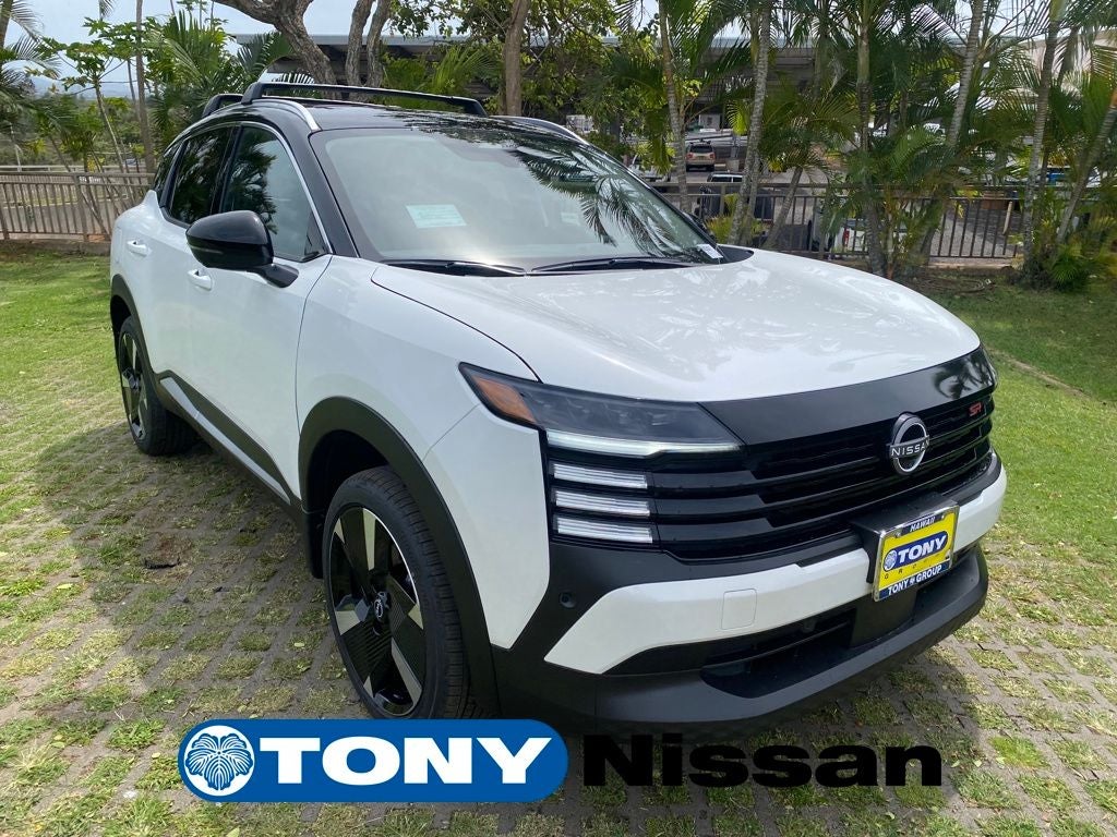 2026 Nissan Kicks SR in Aspen White/Super Black — front three-quarter view