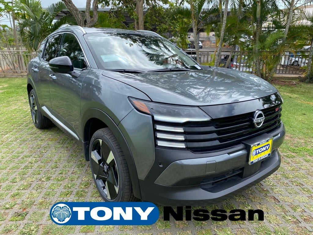 2026 Nissan Kicks SR in Gun Metallic — front three-quarter view